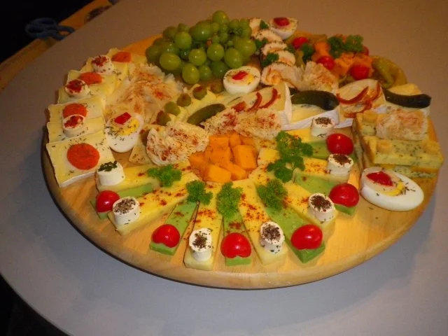 Käsebrett mit viel Dekoration - Rezept - Bild Nr. 2