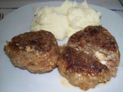 Rezept: Fleischpflanzerl mit Obatzdafüllung Fleischpflanzerl mit Obatzdafüllung - Rezept