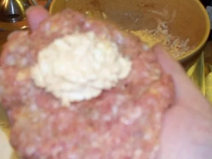 Fleischpflanzerl mit Obatzdafüllung - Rezept - Bild Nr. 3