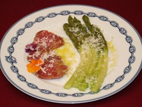 Gebeiztes Kalbsfilet mit grünem Spargel - Rezept