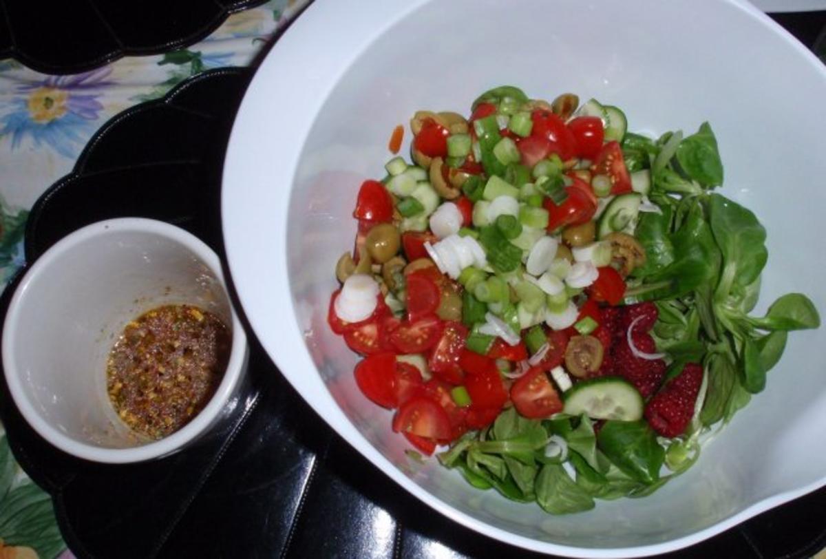 Seelachsfilet auf buntem Rapunzelsalat - Rezept - Bild Nr. 6