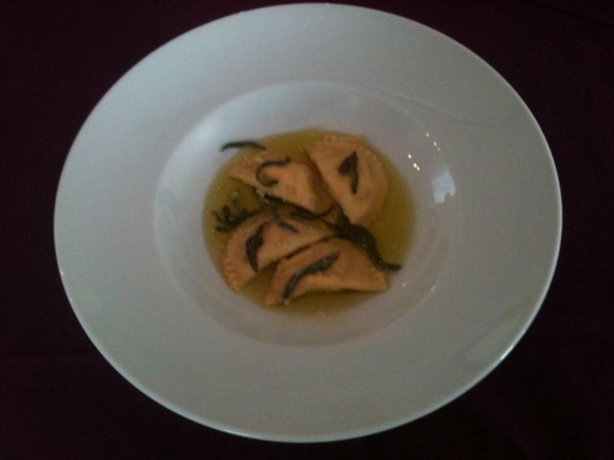 Bilder für Selbstgemachte Ravioli mit Ziegenkäsefüllung in Salbeibutter - Rezept