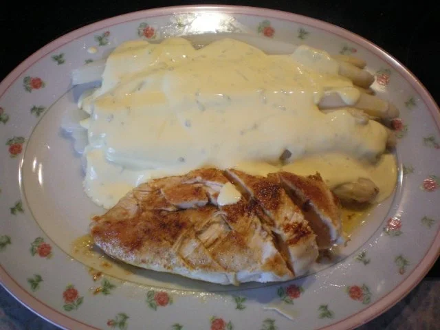 Rezept: Spargel mit Estragon-Hollandaise und gebratenener Hähnchenbrust Spargel mit Estragon-Hollandaise und gebratenener Hähnchenbrust - Rezept