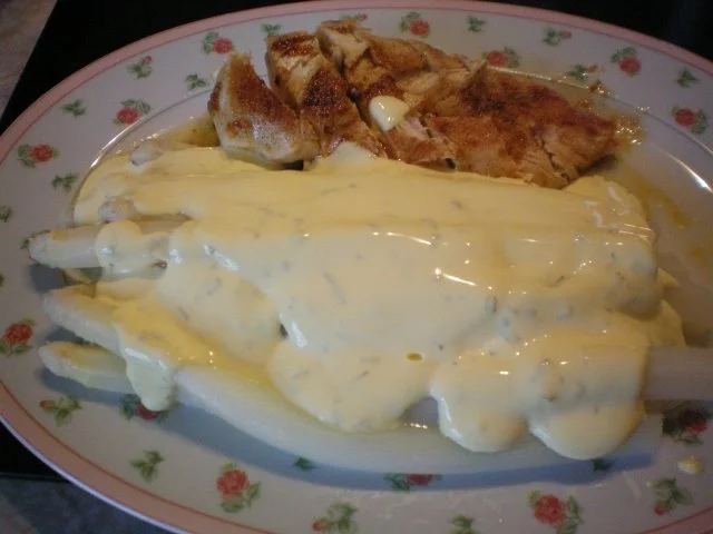 Rezept: Spargel mit Estragon-Hollandaise und gebratenener Hähnchenbrust Bild Nr. 3 Spargel mit Estragon-Hollandaise und gebratenener Hähnchenbrust - Rezept - Bild Nr. 3