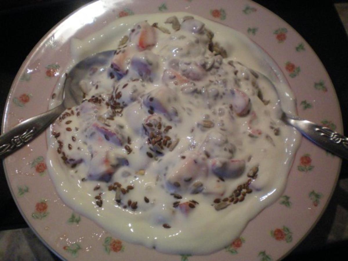Joghurt mit Erdbeeren und Sonnenblumenkernen - Rezept von marzisz1962