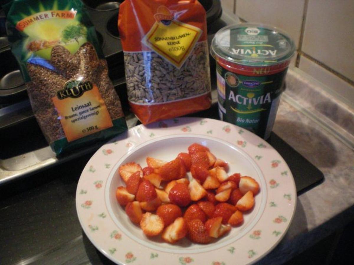 Joghurt mit Erdbeeren und Sonnenblumenkernen - Rezept - Bild Nr. 2