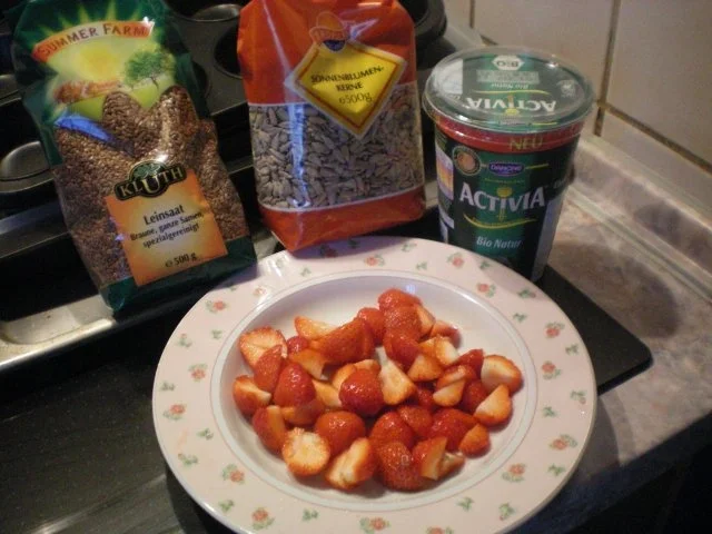 Rezept: Joghurt mit Erdbeeren und Sonnenblumenkernen Bild Nr. 2 Joghurt mit Erdbeeren und Sonnenblumenkernen - Rezept - Bild Nr. 2