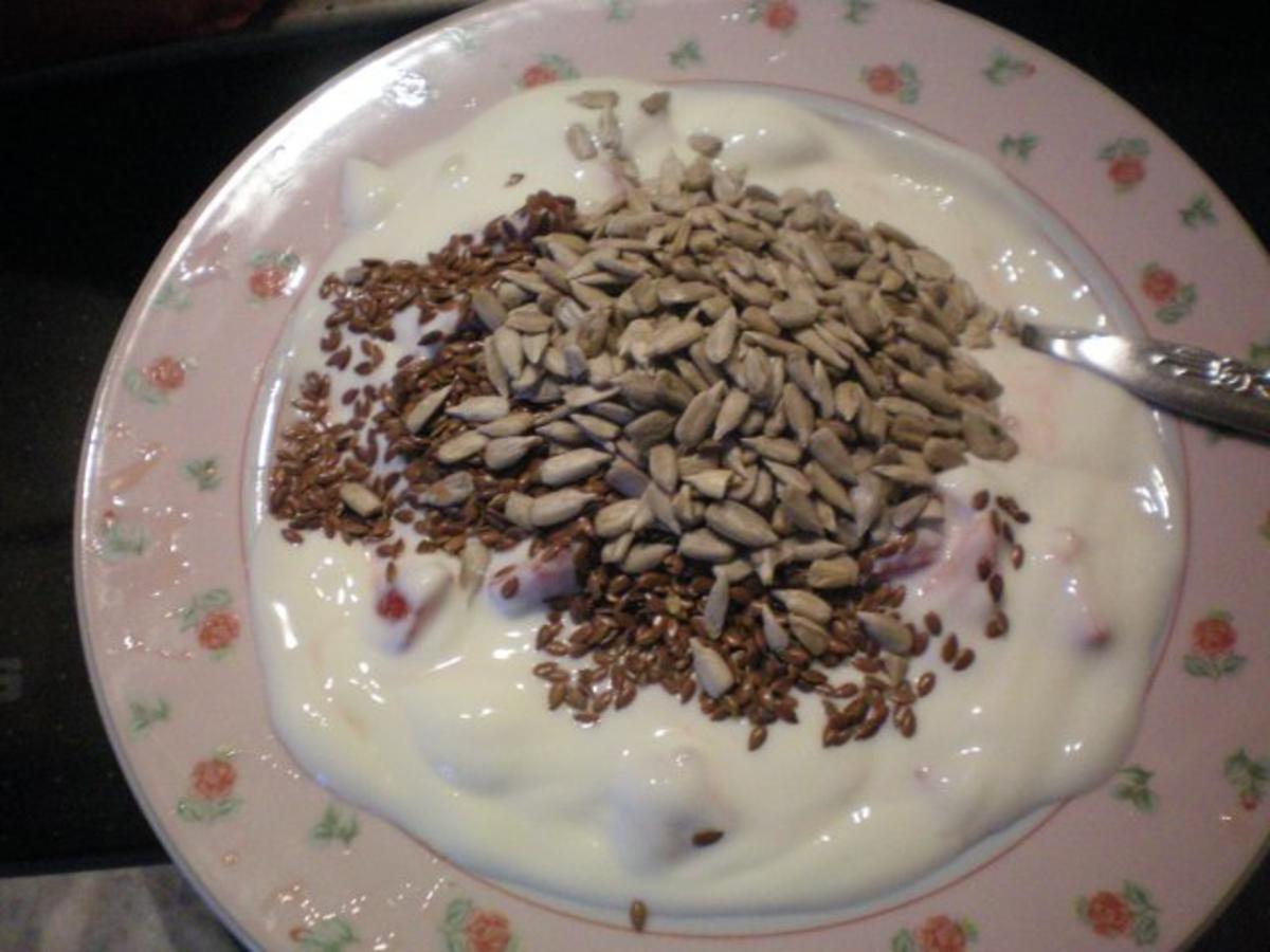 Joghurt mit Erdbeeren und Sonnenblumenkernen - Rezept - Bild Nr. 4