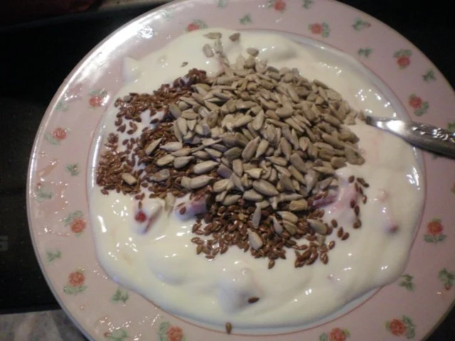 Rezept: Joghurt mit Erdbeeren und Sonnenblumenkernen Bild Nr. 4 Joghurt mit Erdbeeren und Sonnenblumenkernen - Rezept - Bild Nr. 4
