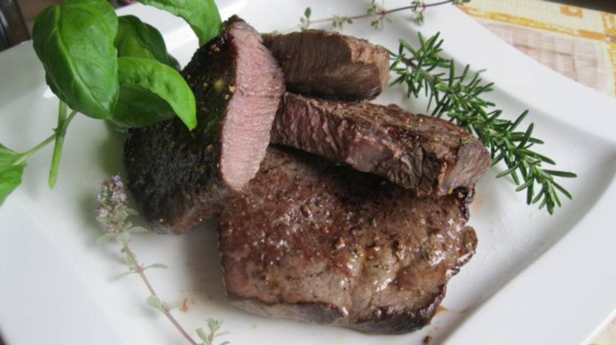 Steak, sanft gegart mit Zitronen-Kräuterbutter - Rezept