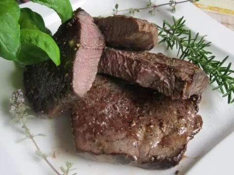 Steak, sanft gegart mit Zitronen-Kräuterbutter - Rezept