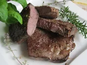 Steak, sanft gegart mit Zitronen-Kräuterbutter - Rezept