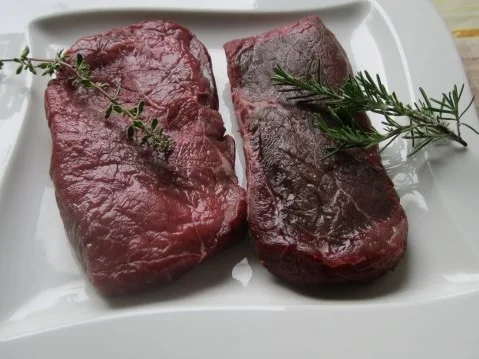 Steak, sanft gegart mit Zitronen-Kräuterbutter - Rezept - Bild Nr. 2