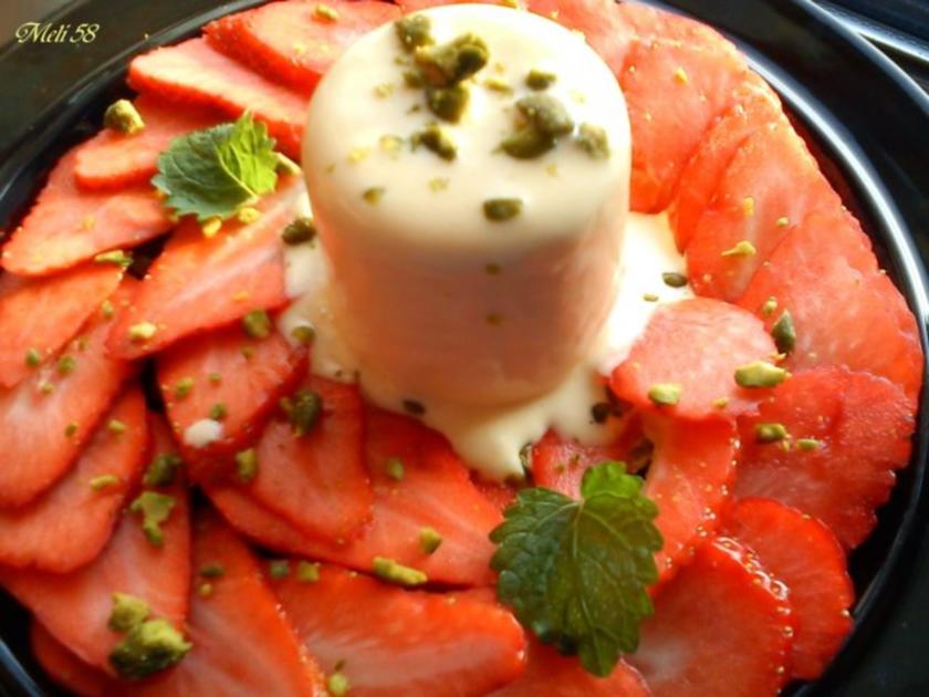 Desserts: Eierlikör-Parfait mit Erdbeersalat - Rezept - kochbar.de