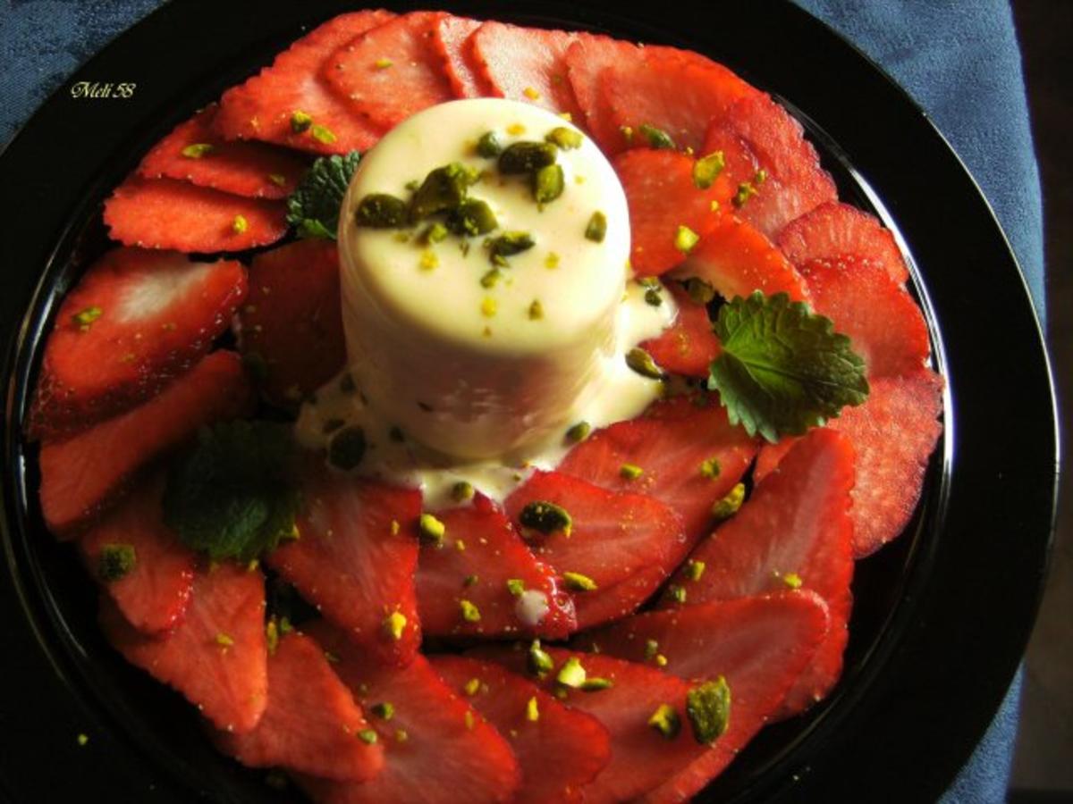 Desserts: Eierlikör-Parfait mit Erdbeersalat - Rezept