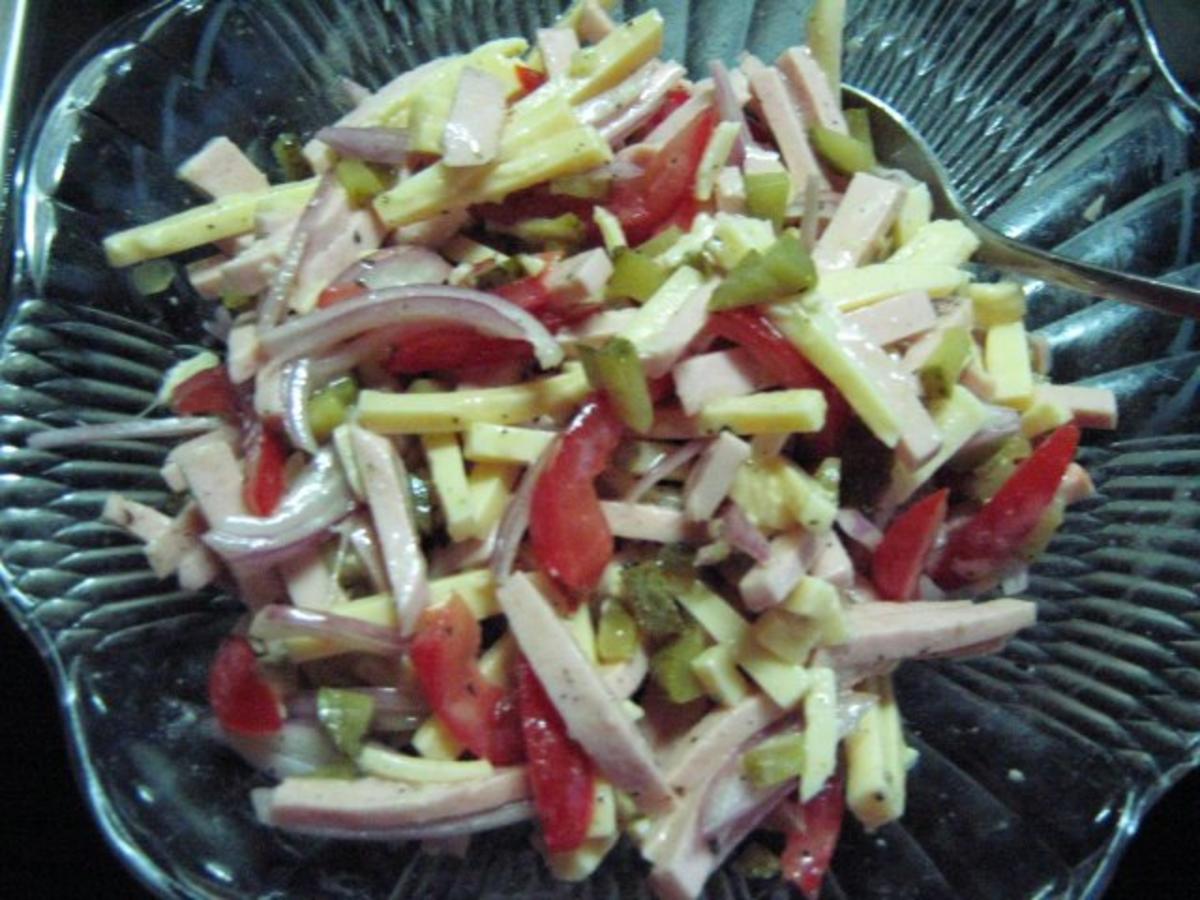 Bunter Käse Wurstsalat mit Eisbergsalat angerichtet - einfach - von Eos1