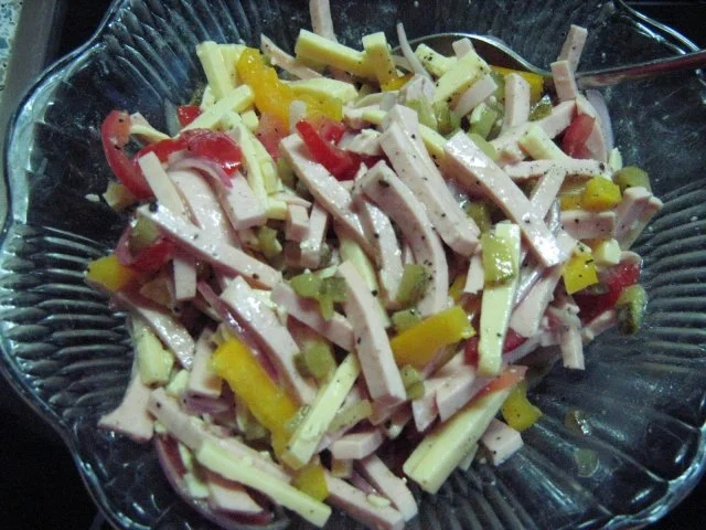 Bunter Käse-Wurstsalat mit Eisbergsalat angerichtet - Rezept - Bild Nr. 2