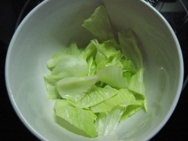 Bunter Käse-Wurstsalat mit Eisbergsalat angerichtet - Rezept - Bild Nr. 3