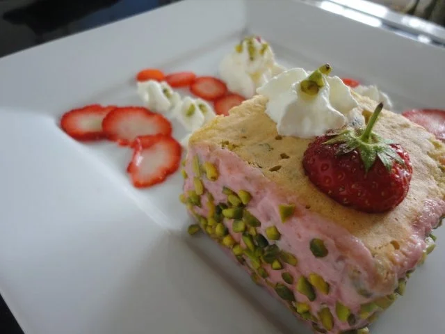 Pistazien Biskuit Törtchen mit Erdbeer Creme - Rezept - Bild Nr. 2