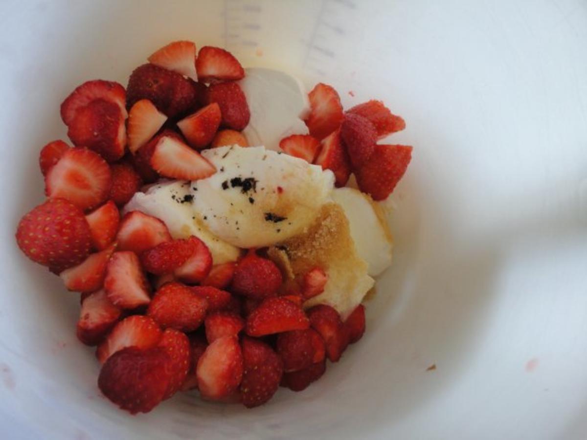 Pistazien Biskuit Törtchen mit Erdbeer Creme - Rezept - Bild Nr. 7