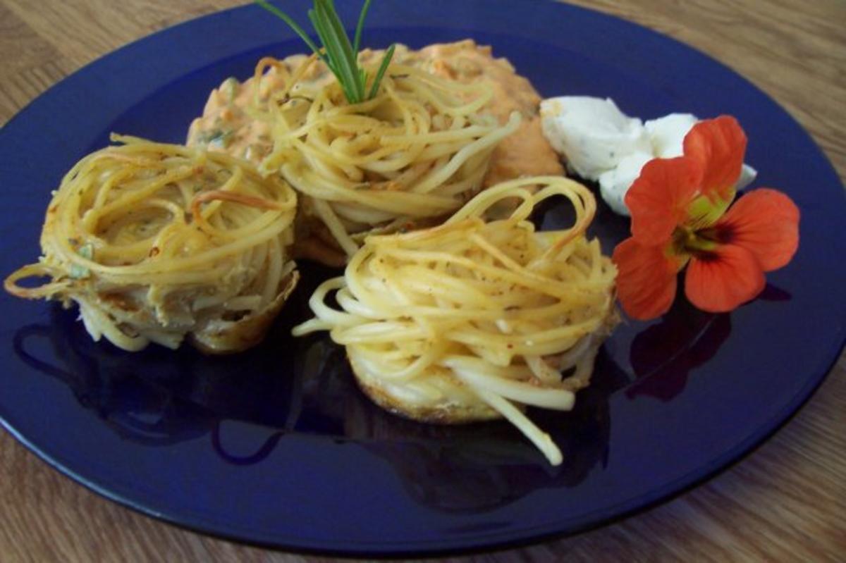 Spaghetti-Nester mit Zuchini-Frischkäse-Sauce - Rezept