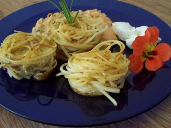 Spaghetti-Nester mit Zuchini-Frischkäse-Sauce - Rezept