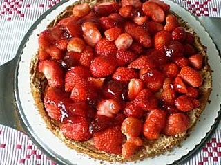 Rezept: Joghurt-Erdbeertorte mit Knusperboden Joghurt-Erdbeertorte mit Knusperboden - Rezept