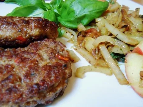 Scharfe Frikadellen mit Fenchel-Apfel-Gemüse - Rezept