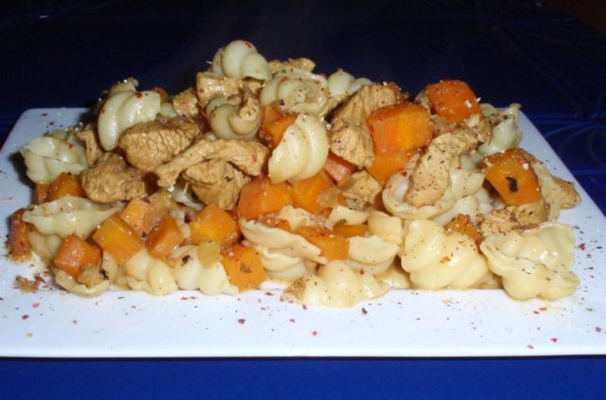 Hähnchen-Karotten-Muschelnudel-Pfanne - Rezept