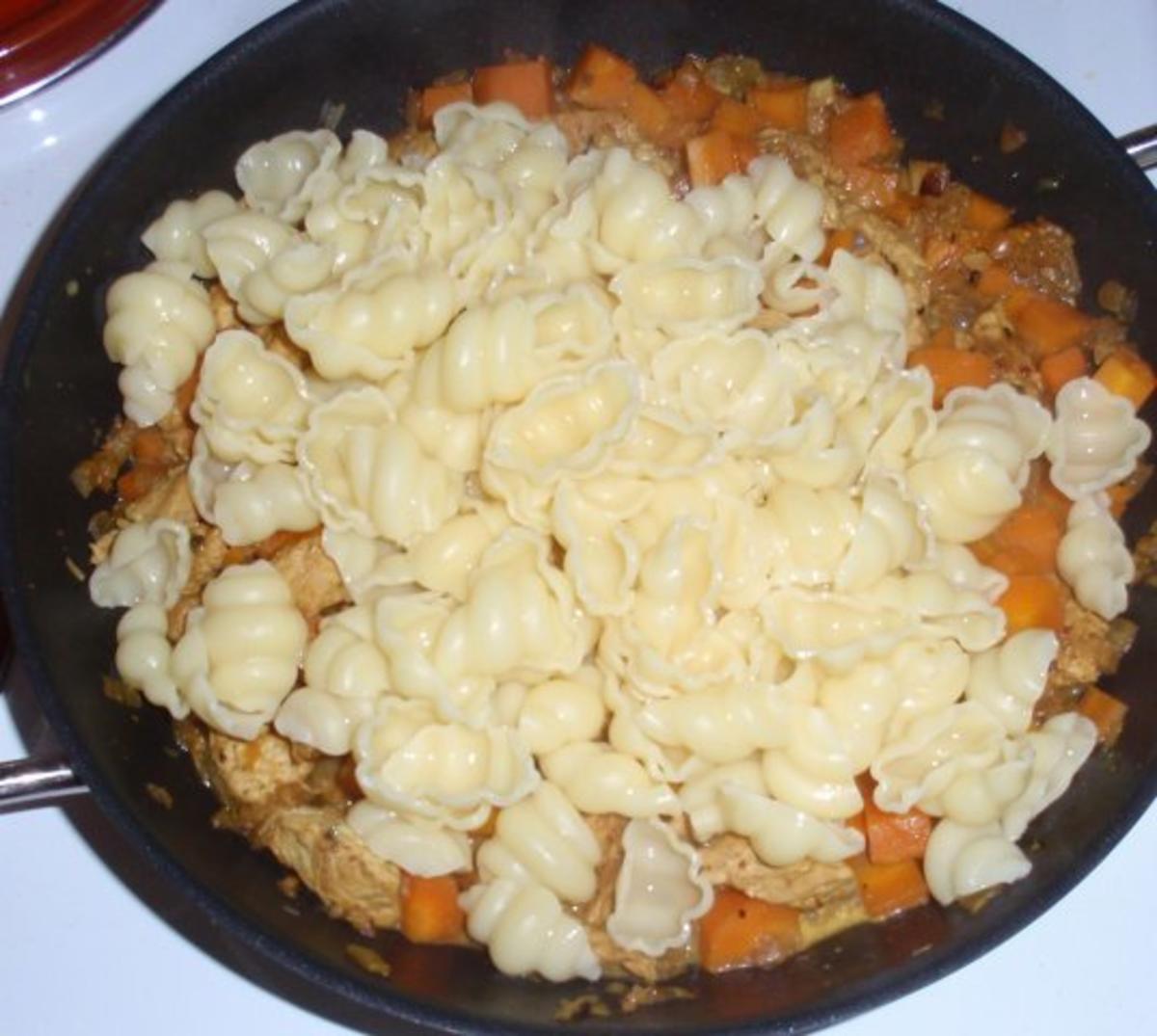 Hähnchen-Karotten-Muschelnudel-Pfanne - Rezept - Bild Nr. 11