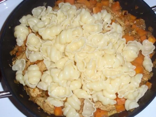 Hähnchen-Karotten-Muschelnudel-Pfanne - Rezept - Bild Nr. 11