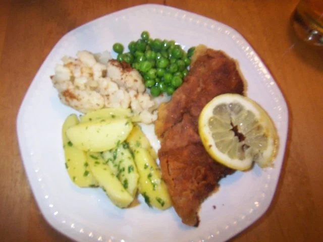 Schweineschnitzel paniert mit frischem Gemüse, Petersilienkartoffeln ....... - Rezept