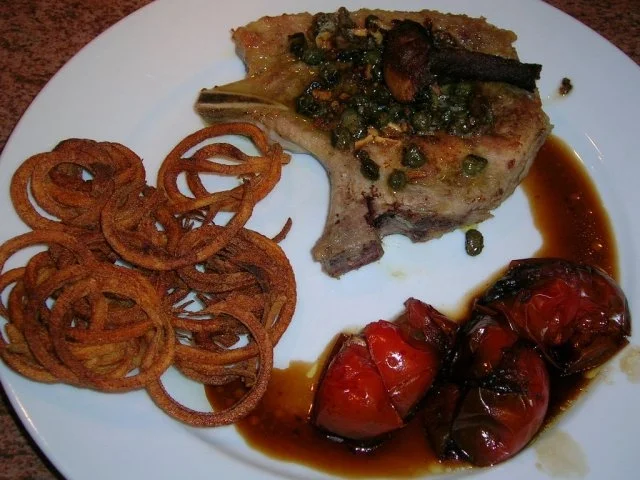 Rezept: Stielkotelett mit Kapern und Sardellen, an geschmorten Tomaten mit Twister Kartoffeln Bild Nr. 2 Stielkotelett mit Kapern und Sardellen, an geschmorten Tomaten mit Twister Kartoffeln - Rezept - Bild Nr. 2