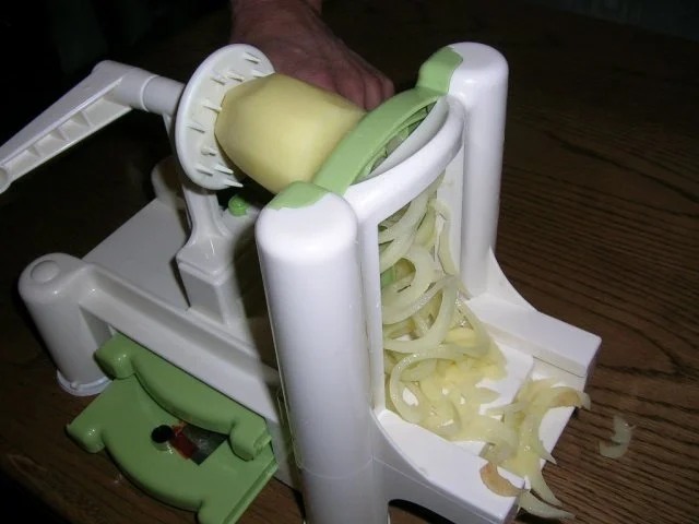 Rezept: Stielkotelett mit Kapern und Sardellen, an geschmorten Tomaten mit Twister Kartoffeln Bild Nr. 3 Stielkotelett mit Kapern und Sardellen, an geschmorten Tomaten mit Twister Kartoffeln - Rezept - Bild Nr. 3