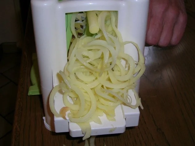 Rezept: Stielkotelett mit Kapern und Sardellen, an geschmorten Tomaten mit Twister Kartoffeln Bild Nr. 5 Stielkotelett mit Kapern und Sardellen, an geschmorten Tomaten mit Twister Kartoffeln - Rezept - Bild Nr. 5