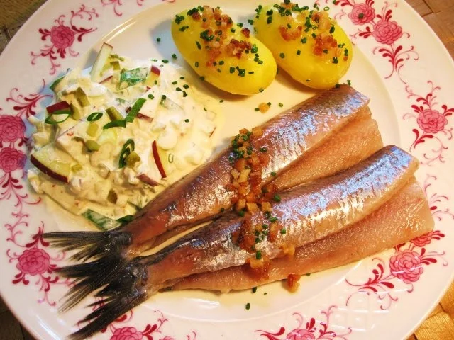 Rezept: "Neue Matjes" mit einem köstlichen Dip ... "Neue Matjes" mit einem köstlichen Dip ... - Rezept