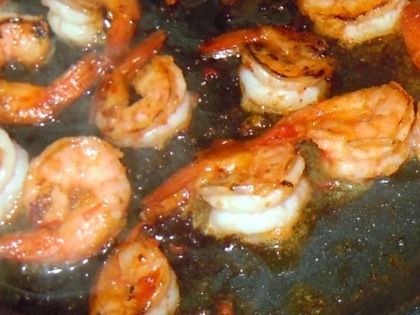 Spaghetti mit Tomaten-Wodka-Sugo und gebratenen scharfen Crevetten - Rezept - Bild Nr. 7