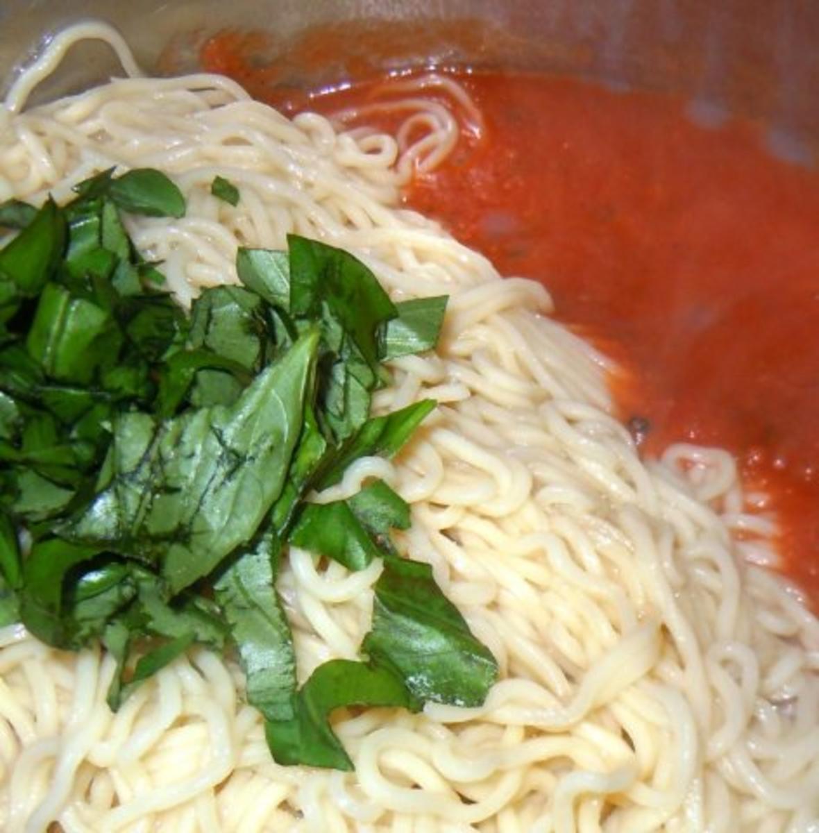 Spaghetti mit Tomaten-Wodka-Sugo und gebratenen scharfen Crevetten - Rezept - Bild Nr. 8