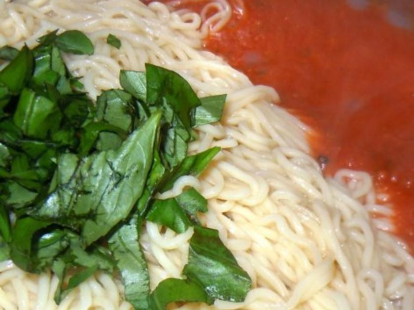 Spaghetti mit Tomaten Wodka Sugo und gebratenen scharfen Crevetten ...