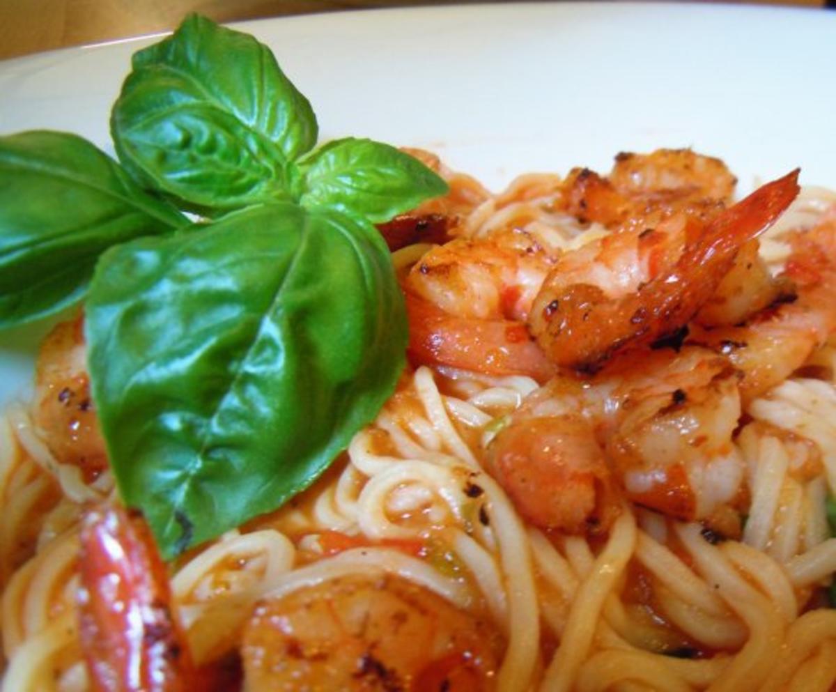 Spaghetti mit Tomaten-Wodka-Sugo und gebratenen scharfen Crevetten - Rezept