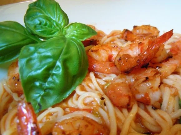 Spaghetti mit Tomaten-Wodka-Sugo und gebratenen scharfen Crevetten - Rezept