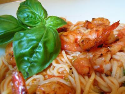 Spaghetti mit Tomaten-Wodka-Sugo und gebratenen scharfen Crevetten - Rezept