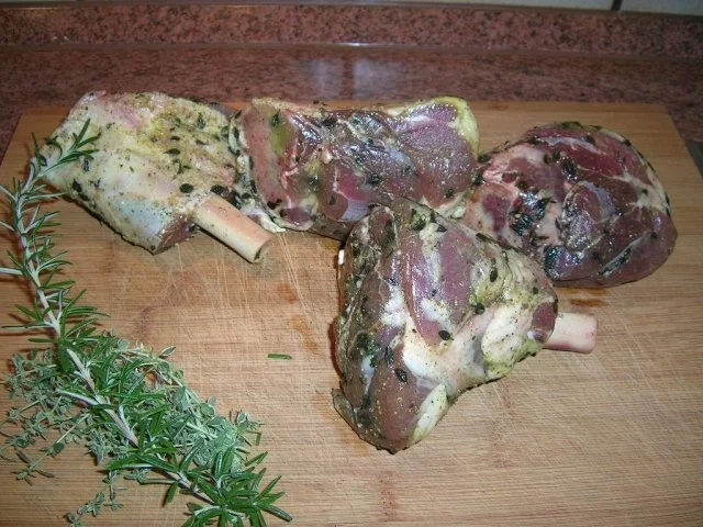 Lammhaxen, eingelegt in Thymian und Zitronenmelisse, an Olivencouscous und  Mairübchen - Rezept - Bild Nr. 3