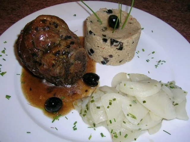 Lammhaxen, eingelegt in Thymian und Zitronenmelisse, an Olivencouscous und  Mairübchen - Rezept - Bild Nr. 5