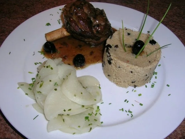 Lammhaxen, eingelegt in Thymian und Zitronenmelisse, an Olivencouscous und  Mairübchen - Rezept - Bild Nr. 7