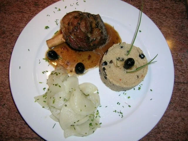 Lammhaxen, eingelegt in Thymian und Zitronenmelisse, an Olivencouscous und  Mairübchen - Rezept - Bild Nr. 2