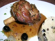 Lammhaxen, eingelegt in Thymian und Zitronenmelisse, an Olivencouscous und  Mairübchen - Rezept