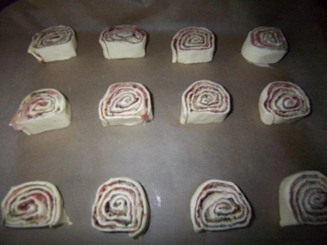 Rezept: Salbei-Käse-Schinken-Blätterteig-Häppchen Bild Nr. 7 Salbei-Käse-Schinken-Blätterteig-Häppchen - Rezept - Bild Nr. 7