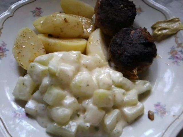 Frikadellen mit Käsefüllung und Rahmkohlrabi - Rezept