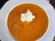 Rezept: Beschwippstes Karotten-Ingwer-O-saft Süppchen Beschwippstes Karotten-Ingwer-O-saft Süppchen - Rezept